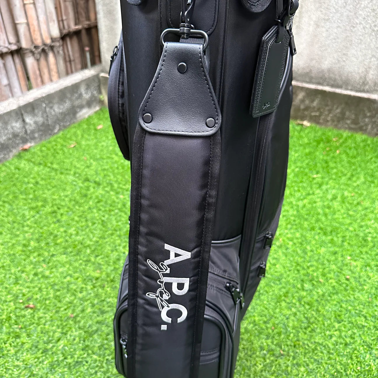 A.P.C. GOLF Ablon キャディバッグ ブラック – ラウンドコード A.P.C. GOLF Ablon キャディバッグ ブラック – ラウンドコード